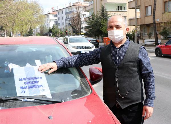 Sürücülerin araç içindeki çöplerini dışarıya atmaması için bastırdığı 20 bin poşeti trafikte dağıtıyor