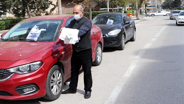 Sürücülerin araç içindeki çöplerini dışarıya atmaması için bastırdığı 20 bin poşeti trafikte dağıtıyor Sürücülerin araç içindeki çöplerini dışarıya atmaması için bastırdığı 20 bin poşeti trafikte dağıtıyor