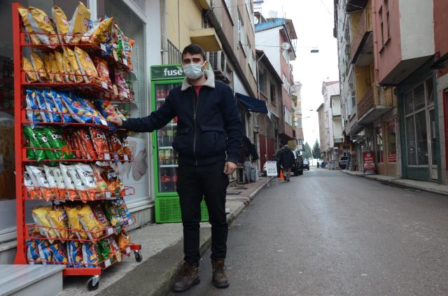 Sürüklenen cips standının peşinden depar atan esnaf, sosyal medyada gündem oldu