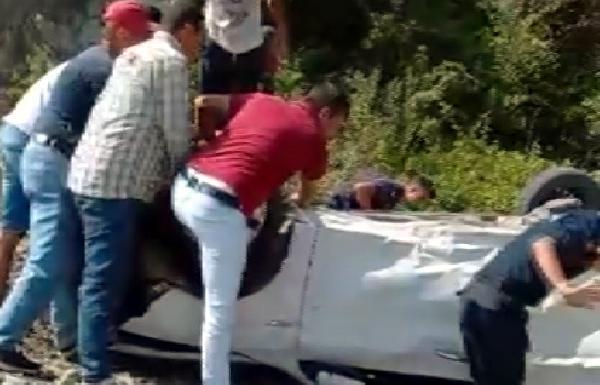 Takla atan otomobilin sürücüsü: Bir sigara verin, gözünüzü seveyim