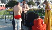 Taksim'de şaşırtan görüntüler! İranlı çiftler meydanda kıyafet değiştirip fotoğraf çektirdi