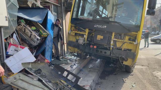 Taksiyle çarpışan özel halk otobüsü büfeye daldı: 1 kişi öldü, 9 kişi yaralandı
