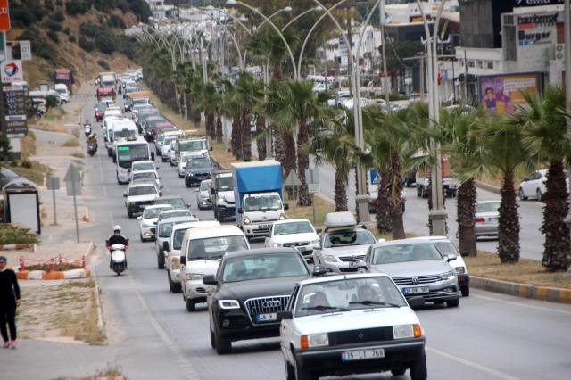 Tam kapanma öncesi yine aynı görüntü! Bodrum'un girişinde uzun araç kuyrukları oluştu