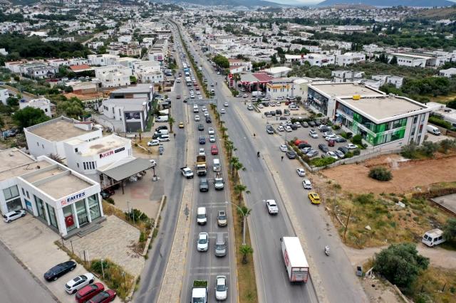Tam kapanma öncesi yine aynı görüntü! Bodrum'un girişinde uzun araç kuyrukları oluştu