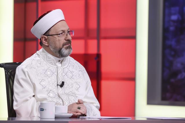 Tam kapanmada camilerde cemaatle namaz kılınacak mı? Diyanet İşleri Başkanı Erbaş tartışmalara noktayı koydu