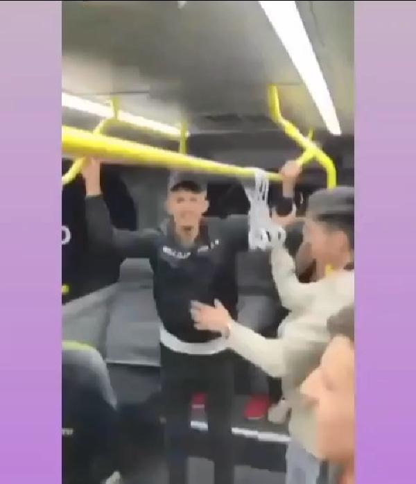 Tam kapanmayı yanlış anlayan gençler yolcu otobüsünü diskoya çevirdi