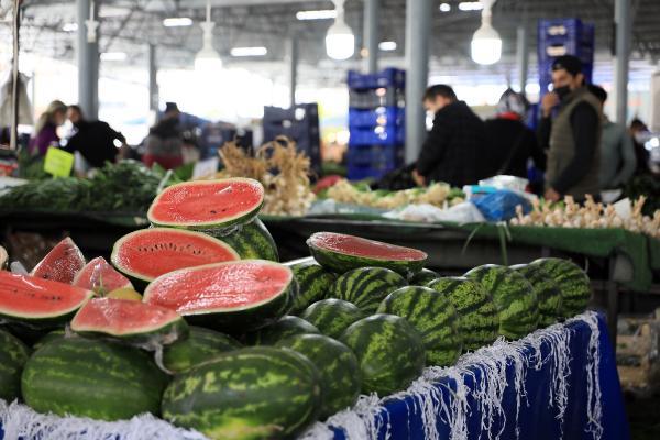 Tanesi 80 lira olan karpuz dilimle satılıyor Tanesi 80 lira olan karpuz dilimle satılıyor