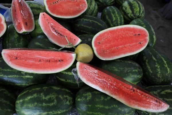 Tanesi 80 lira olan karpuz dilimle satılıyor Tanesi 80 lira olan karpuz dilimle satılıyor