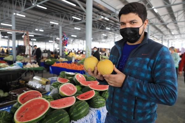 Tanesi 80 lira olan karpuz dilimle satılıyor Tanesi 80 lira olan karpuz dilimle satılıyor