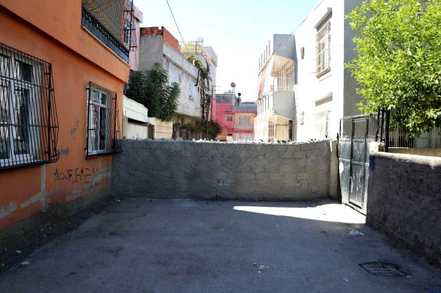''Tapulu arazim'' diyerek ördüğü çivili duvarla sokağı kapattı! Komşuları böyle isyan etti: Şok olduk, Berlin Duvarı gibi