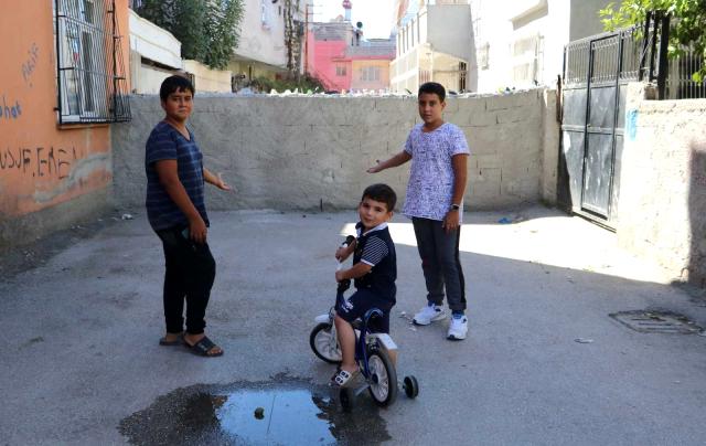 ''Tapulu arazim'' diyerek ördüğü çivili duvarla sokağı kapattı! Komşuları böyle isyan etti: Şok olduk, Berlin Duvarı gibi