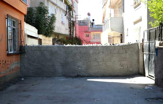 ''Tapulu arazim'' diyerek ördüğü çivili duvarla sokağı kapattı! Komşuları böyle isyan etti: Şok olduk, Berlin Duvarı gibi