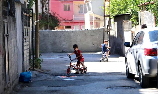 ''Tapulu arazim'' diyerek ördüğü çivili duvarla sokağı kapattı! Komşuları böyle isyan etti: Şok olduk, Berlin Duvarı gibi