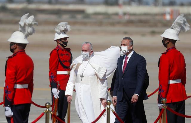 Tarihte bir ilk yaşanıyor! Papa Francis kalabalık bir koruma heyetiyle Bağdat'a ulaştı