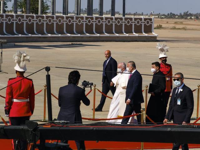 Tarihte bir ilk yaşanıyor! Papa Francis kalabalık bir koruma heyetiyle Bağdat'a ulaştı