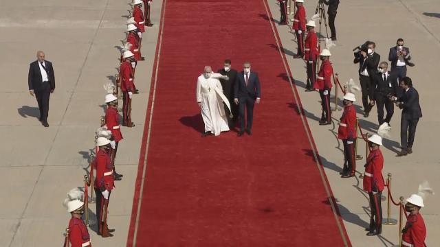 Tarihte bir ilk yaşanıyor! Papa Francis kalabalık bir koruma heyetiyle Bağdat'a ulaştı