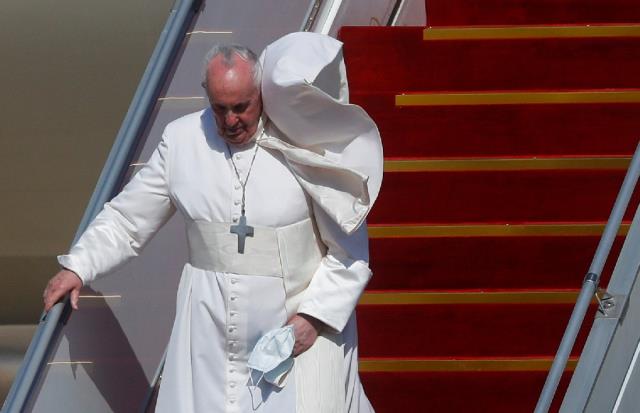 Tarihte bir ilk yaşanıyor! Papa Francis kalabalık bir koruma heyetiyle Bağdat'a ulaştı