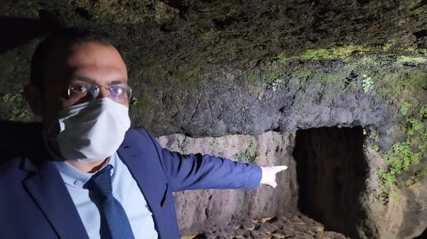 Tarsus'ta sular çekildi, kaya mezarları ortaya çıktı Tarsus'ta sular çekildi, kaya mezarları ortaya çıktı