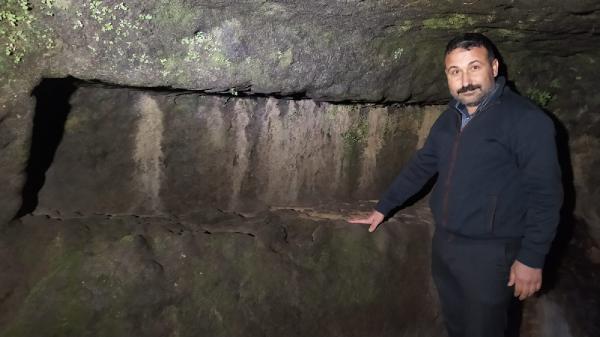 Tarsus'ta sular çekildi, kaya mezarları ortaya çıktı Tarsus'ta sular çekildi, kaya mezarları ortaya çıktı
