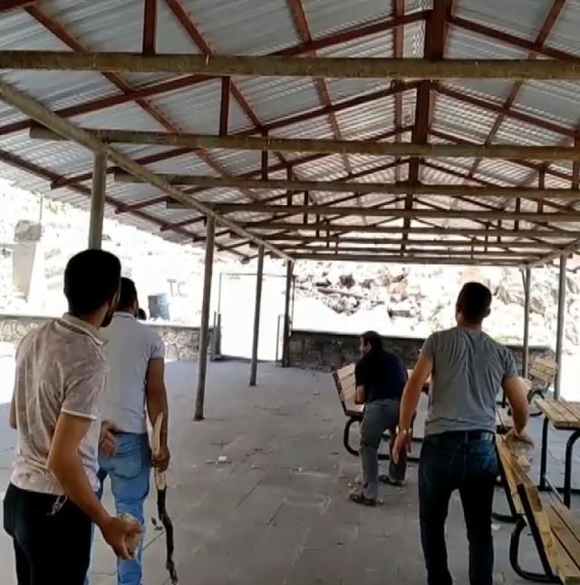 Tek şehir iki farklı görüntü: Bir tarafta yılanla sohbet ettiler, diğer tarafta taşladılar
