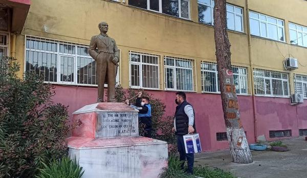 Tekirdağ'da Atatürk heykeline çirkin saldırı Tekirdağ'da Atatürk heykeline çirkin saldırı