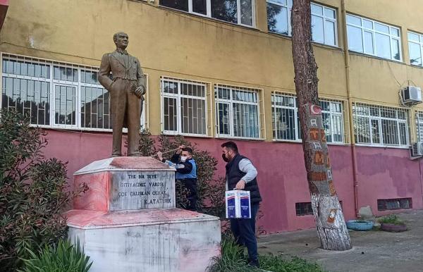 Tekirdağ'da Atatürk heykeline çirkin saldırı Tekirdağ'da Atatürk heykeline çirkin saldırı