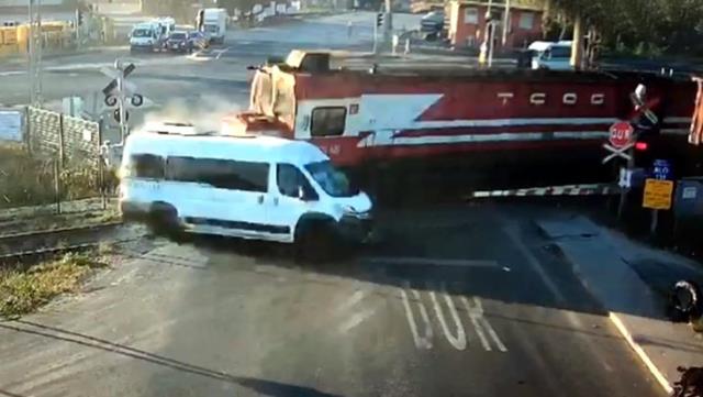 Tekirdağ'daki kazadan yeni görüntü ortaya çıktı! Minibüs şoförü 6 kişiyi resmen ölüme götürmüş Tekirdağ'daki kazadan yeni görüntü ortaya çıktı! Minibüs şoförü 6 kişiyi resmen ölüme götürmüş