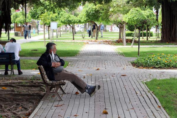TERMOMETRE 41 DERECEYİ GÖSTERDİ, ADANALILAR KORONAVİRÜSÜ UNUTUP PARKLARA AKIN ETTİ TERMOMETRE 41 DERECEYİ GÖSTERDİ, ADANALILAR KORONAVİRÜSÜ UNUTUP PARKLARA AKIN ETTİ