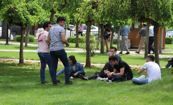 TERMOMETRE 41 DERECEYİ GÖSTERDİ, ADANALILAR KORONAVİRÜSÜ UNUTUP PARKLARA AKIN ETTİ TERMOMETRE 41 DERECEYİ GÖSTERDİ, ADANALILAR KORONAVİRÜSÜ UNUTUP PARKLARA AKIN ETTİ