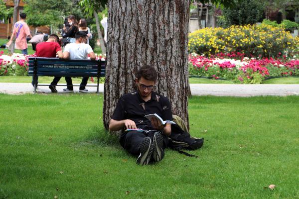 TERMOMETRE 41 DERECEYİ GÖSTERDİ, ADANALILAR KORONAVİRÜSÜ UNUTUP PARKLARA AKIN ETTİ TERMOMETRE 41 DERECEYİ GÖSTERDİ, ADANALILAR KORONAVİRÜSÜ UNUTUP PARKLARA AKIN ETTİ