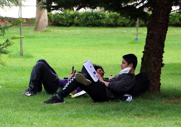 TERMOMETRE 41 DERECEYİ GÖSTERDİ, ADANALILAR KORONAVİRÜSÜ UNUTUP PARKLARA AKIN ETTİ TERMOMETRE 41 DERECEYİ GÖSTERDİ, ADANALILAR KORONAVİRÜSÜ UNUTUP PARKLARA AKIN ETTİ
