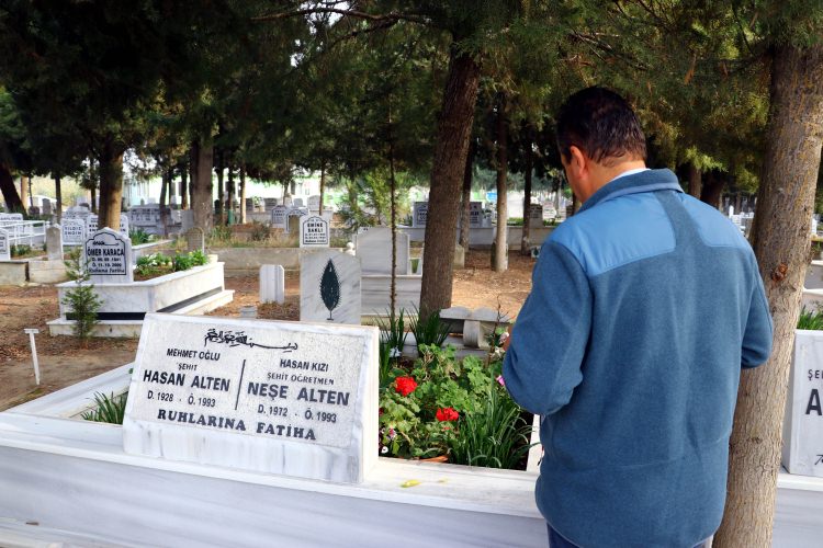 <p>Aradan geçen 26 yılda yaşadığı acının izlerini silemeyen 82 yaşındaki anne Nazife Alten, her 24 Kasım Öğretmenler Günü'nde çok sayıda öğrenci, öğretmen ve vatandaş tarafından ziyaret ediliyor.</p>
