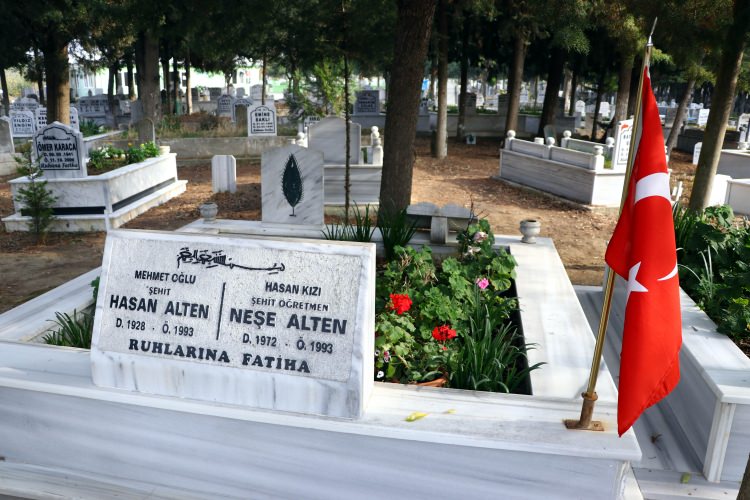 <p>Tekirdağ'ın Şarköy ilçesindeki evinde kızının ve eşinin fotoğraflarına bakarak teselli bulan Alten, AA muhabirine yaptığı açıklamada, kızının sevinçli bir şekilde, çocukları eğitimle buluşturmak, vatanına, milletine bağlı bireyler yetiştirmek için Diyarbakır'a gittiğini söyledi.</p>
