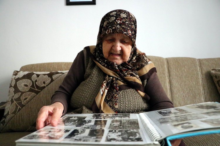 <p>Kendisini ziyarete gelen öğretmenlerle kızının hasretini dindirmeye çalıştığını anlatan Nazife Alten, evine gelen öğretmenleri görünce çok duygulandığını, hem üzüntüden hem de sevinçten ağladığını ifade etti.</p>
