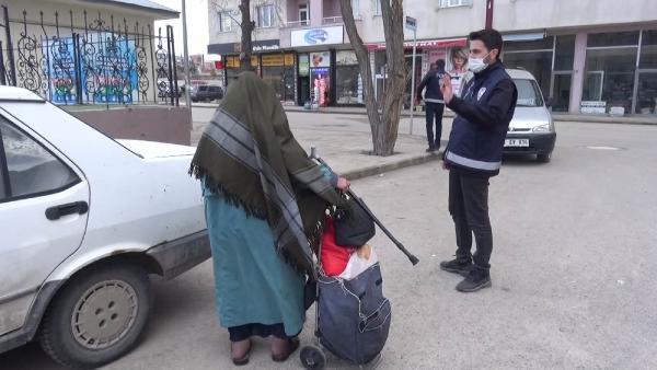 Testi pozitif çıktı, ambulansa binmemek için 1,5 saat direndi Testi pozitif çıktı, ambulansa binmemek için 1,5 saat direndi