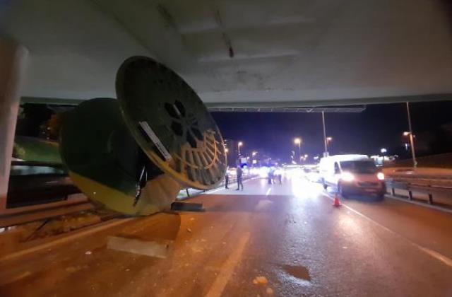 Tır şoförü yolu şaşırdı, dev makara köprüde takılı kaldı