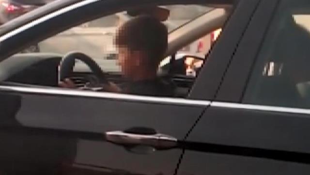 Trafikte akılalmaz görüntü! İstanbul trafiğinde otomobil kullanan çocuk kamerada Trafikte akılalmaz görüntü! İstanbul trafiğinde otomobil kullanan çocuk kamerada