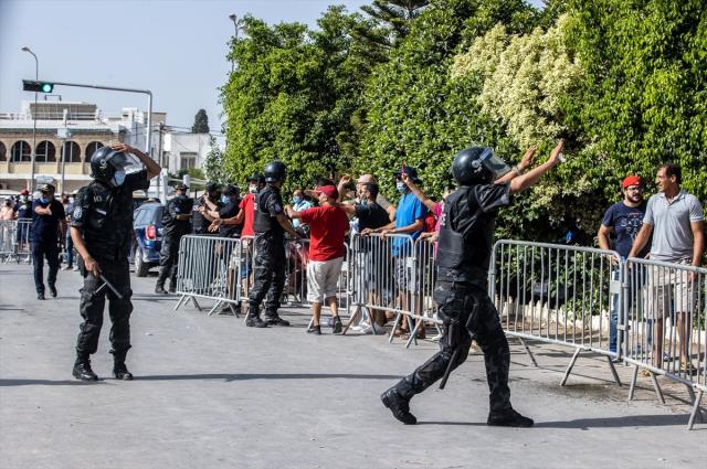 Tunus'ta hükümet feshedildi, halk sokaklara döküldü! Darbeyi organize eden ülkeden gelen kutlama mesajları dikkat çekti
