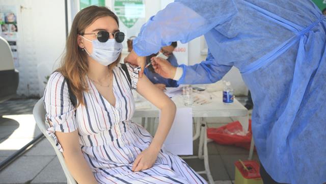 Türkiye'de aşılama takvimi değişiyor! Delta varyantı nedeniyle aşılamada ikinci doz süresi 4 haftaya düşürüldü Türkiye'de aşılama takvimi değişiyor! Delta varyantı nedeniyle aşılamada ikinci doz süresi 4 haftaya düşürüldü