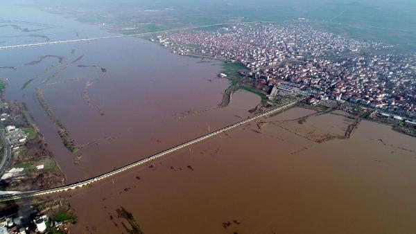 'Turuncu alarm' verilen Ergene Nehri taştı, bölge su altında kaldı 'Turuncu alarm' verilen Ergene Nehri taştı, bölge su altında kaldı