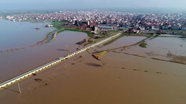 'Turuncu alarm' verilen Ergene Nehri taştı, bölge su altında kaldı 'Turuncu alarm' verilen Ergene Nehri taştı, bölge su altında kaldı