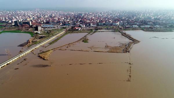 'Turuncu alarm' verilen Ergene Nehri taştı, bölge su altında kaldı 'Turuncu alarm' verilen Ergene Nehri taştı, bölge su altında kaldı