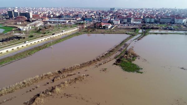 'Turuncu alarm' verilen Ergene Nehri taştı, bölge su altında kaldı 'Turuncu alarm' verilen Ergene Nehri taştı, bölge su altında kaldı