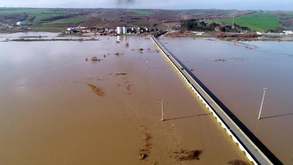 'Turuncu alarm' verilen Ergene Nehri taştı, bölge su altında kaldı 'Turuncu alarm' verilen Ergene Nehri taştı, bölge su altında kaldı