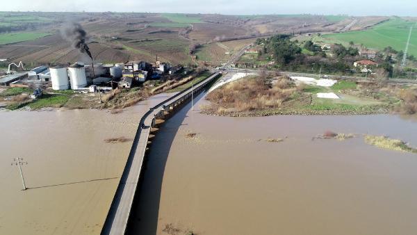 'Turuncu alarm' verilen Ergene Nehri taştı, bölge su altında kaldı 'Turuncu alarm' verilen Ergene Nehri taştı, bölge su altında kaldı