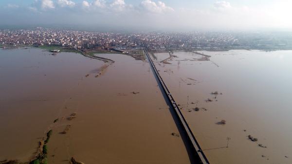 'Turuncu alarm' verilen Ergene Nehri taştı, bölge su altında kaldı 'Turuncu alarm' verilen Ergene Nehri taştı, bölge su altında kaldı