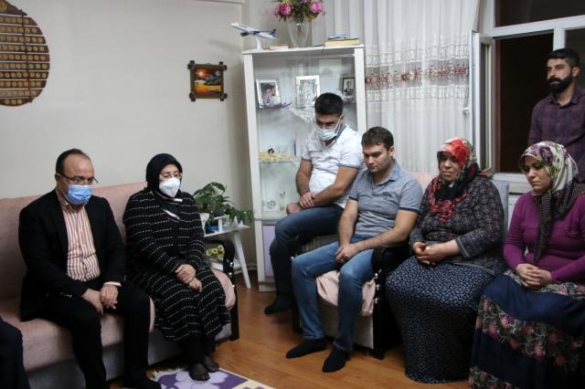 Uçak kazasında hayatını kaybeden pilotun Elazığ'daki babaevine Türk bayrağı asıldı