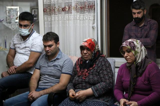 Uçak kazasında hayatını kaybeden pilotun Elazığ'daki babaevine Türk bayrağı asıldı