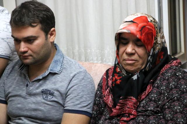 Uçak kazasında hayatını kaybeden pilotun Elazığ'daki babaevine Türk bayrağı asıldı