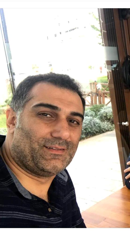 Uçak kazasında hayatını kaybeden pilotun Elazığ'daki babaevine Türk bayrağı asıldı